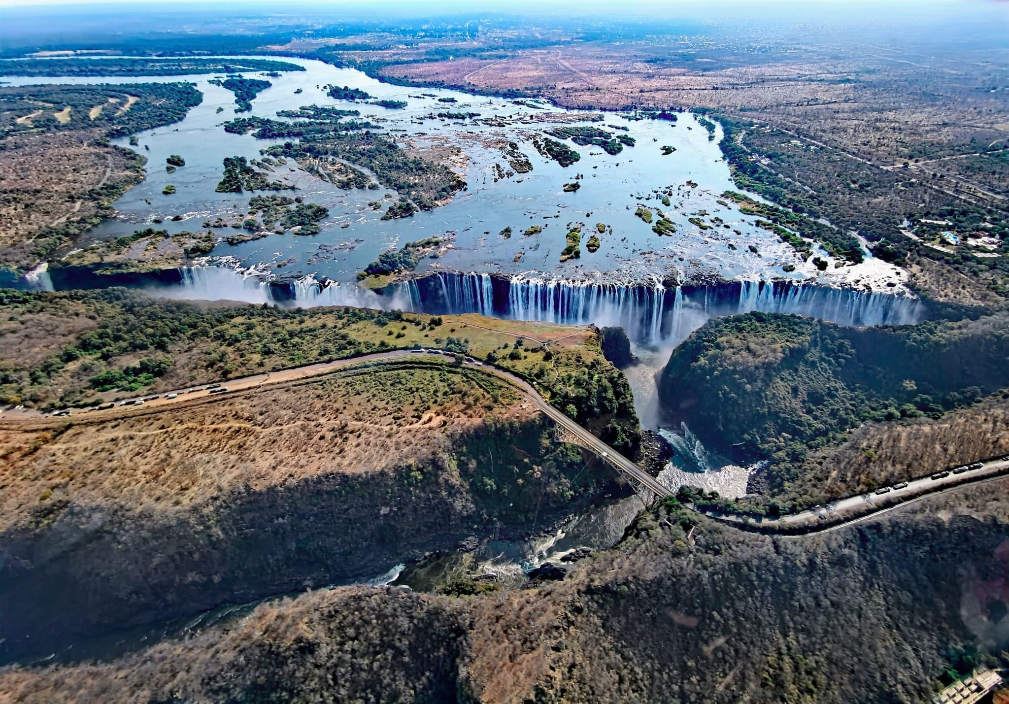Luftaufnahme der Victoriafälle mit dem Sambesi-Fluss und der Brücke zwischen Simbabwe und Sambia