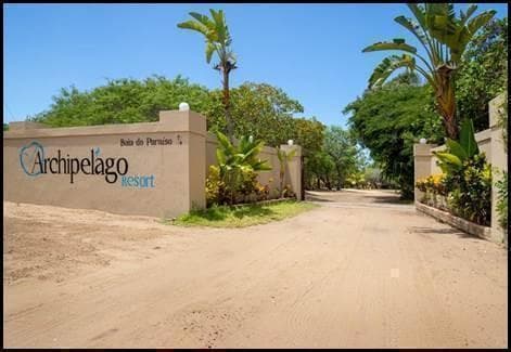 Ingang van het Archipelago Resort in Vilanculos met palmbomen
