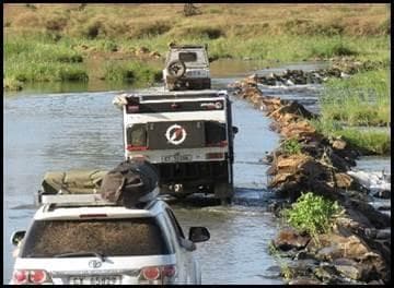 4x4-voertuigen die een rotsachtige rivieroversteek maken