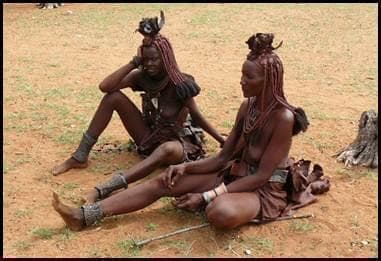 Himba-mensen in traditionele kleding en sieraden