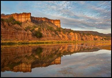De prachtige Chilojo Cliffs weerspiegeld in de Runde-rivier bij zonsondergang