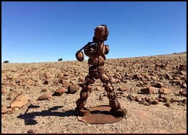Woestijnavontuur met houten sculptuur op rotsachtig terrein